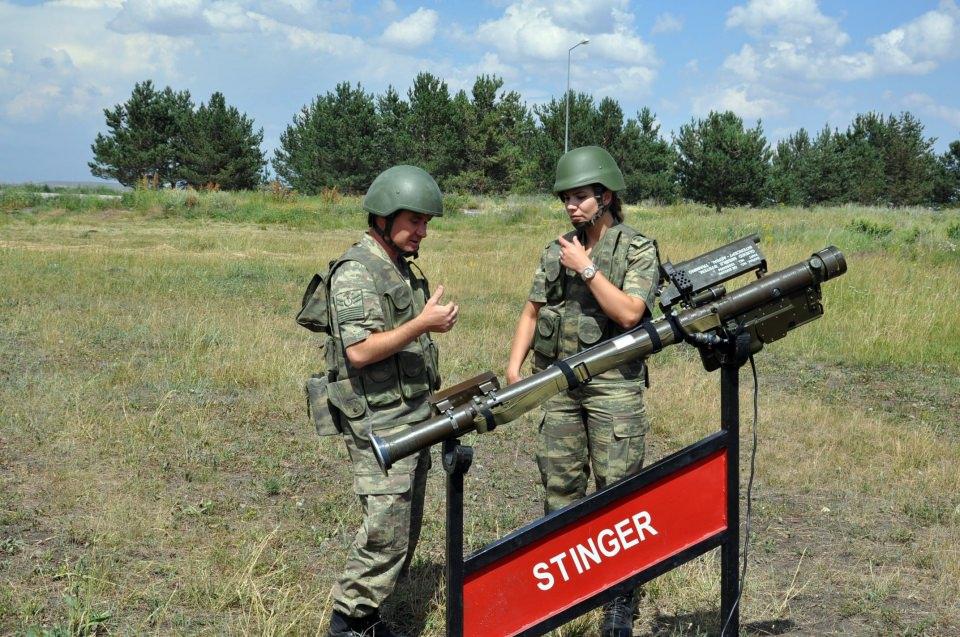 <p>Bunun dışında personelimin özlük haklarını takip etmek, birliğimin muharebe hazırlık derecesini en üst seviyede tutmak, sorumluluğumuzda bulunan ordu mallarının kullanıcının bakımını yaptırmak ve kontrol etmek de görevlerim arasındadır. Fiziki şartlar yoğun çalışma temposu ve en önemlisi de genç yaşta ağır sorumluluklar bizi zorluyor. Ancak takımımda görev yağan personelin özverili çalışmaları ve Harp Okulunun bize kazandırdığı azimle bu zorlukların üstesinden geliyoruz" diye konuştu.</p>
