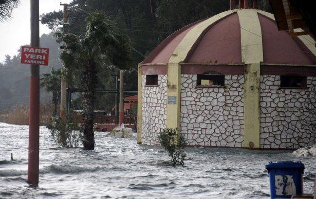 <p>Yaz sezonunda günde yaklaşık 2 bin yerli ve yabancı turistin geldiği Sultaniye Kaplıcaları'nda bulunan çamur banyoları, kaplıca havuzları ve tesisler yağışlarla birlikte oluşan lodos nedeniyle sular altında kaldı.</p>
<p> </p>
