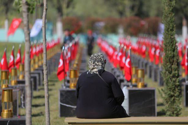 <p>Manisa’nın Soma İlçesi’nde geçtiğimiz yıl yaşanan maden faciasının yıldönümünde, aileler sabah erken saatlerden itibaren maden şehitliğine gelerek, madencilerin mezarları başında dua etti.</p>
