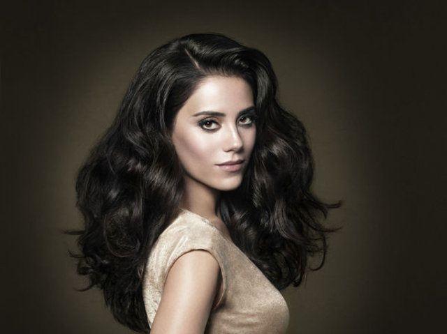 <p><strong>Cansu Dere</strong></p>
