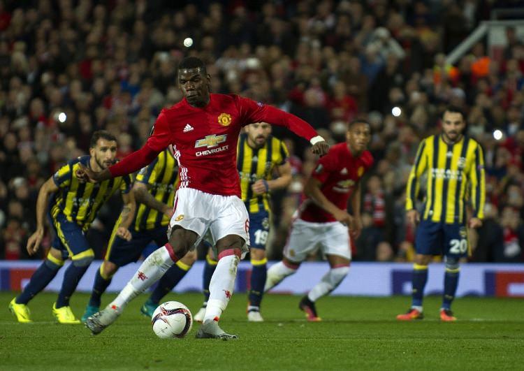 <p>"Pogba'nın günü" başlığını atan The Sun, yüksek bonservis bedeli nedeniyle sürekli gündemde tutulan Pogba'nın attığı iki golle Mourinho'nun gözüne girdiğini yazdı. Fransız futbolcunun güvenini yeniden kazanabileceği bir maça ihtiyacı olduğunu ve bu şansı Fenerbahçe karşısında yakaladığını belirten gazete, Fenerbahçe'nin zayıf futbolunun da bunda etkili olduğunun unutulmaması gerektiği uyarısında bulundu.</p>
