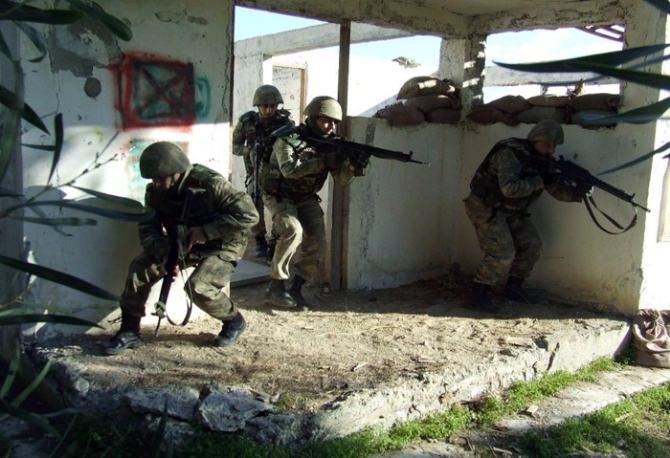 <p>Şuanda bizim tahminimiz içeride yaşayan bin ile 2 bin arasında vatandaşımızın olduğudur. Büyük bir çoğunluğu 6 mahallenin dışına taşındı. Bir kısmı Sur'un sokağa çıkma yasağı ilan edilmemiş diğer mahallelerine bir kısmı da Yenişehir, Kayapınar ve Bağlar ilçelerine taşındı. İlçelere ve il dışına gidenler çok azdır" dedi.</p>