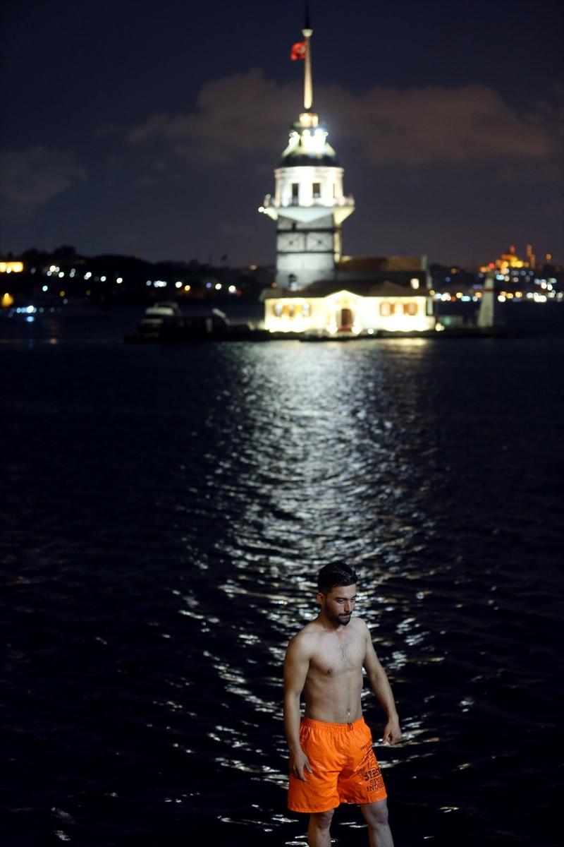 <p>Gece denize girmenin insanı rahatlattığını söyleyen Niyazi, yaz aylarında her gece Kız Kulesi’ne karşı İstanbul Boğazı'na dalıyor.</p>
