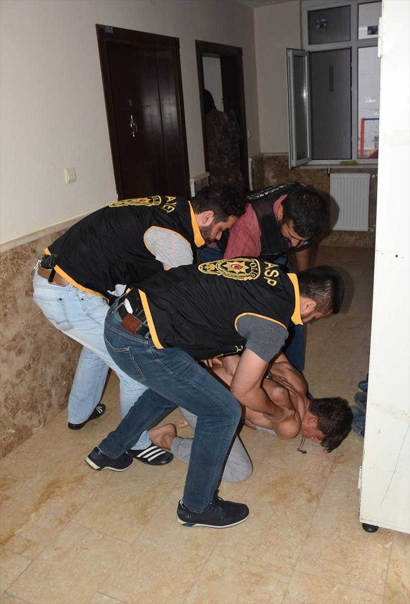 <p>Malatya Emniyet Müdürlüğü Narkotik Suçlarla Mücadele Şubesi ekipleri, uyuşturucu satışı yaptıkları belirlenen ve 2 aydır takip edilen bir çetenin üyelerini yakalamak için geniş kapsamlı çalışma başlattı.</p>

<p> </p>
