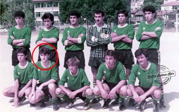 <p>Lise yıllarında mahallemizin İstanbul Amatör Küme’de yer alan Erokspor Kulübü’nde genç takımda futbol oynamaya başladım. Bir yandan da Erokspor Kulübü’nün sicil lisans işlerini takip ediyordum.<strong>​</strong></p>
