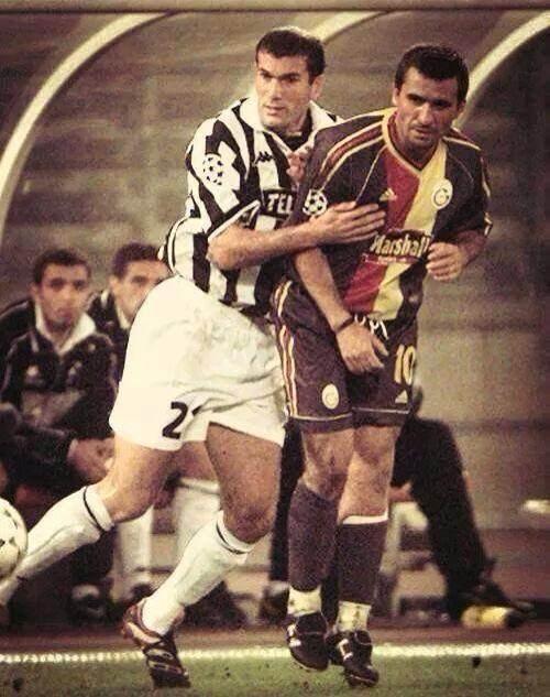 <p>Geçmiş zaman olur ki...Zinedine Zidane ile Hagi'nin mücadelesi (1998)</p>

