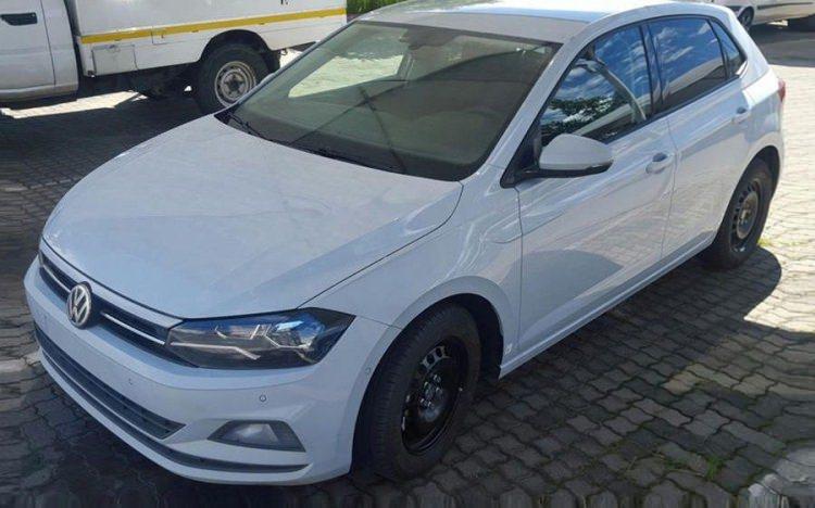 <p><span style="color:#FFA07A"><strong>Polo 6 oldu</strong></span><br />
<br />
Volkswagen Polo da yenilenerek 6. nesline ulaştı. Yeni Polo'nun dış tasarımında ilk olarak farlardaki değişim göze çarpıyor. İnceltilmiş ve daha sivri görünüme kavuşmuş. Üç parçadan oluşan ızgara değişmiş, iki parçalı olmuş. Sis farları da inceltme operasyonundan payını almış. Genel olarak ön tasarım, yeni çizgileriyle daha agresif bir görünüyor.</p>

