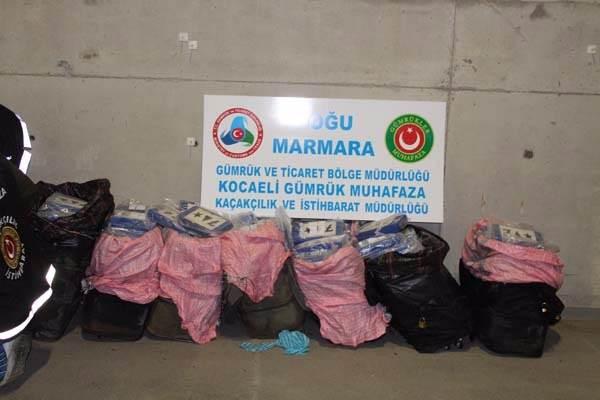 <p>Paketlerde bulunan beyaz toz maddeden alınan numunenin analiz edilmesi sonucu maddenin kokain olduğu tespit edildi.</p>