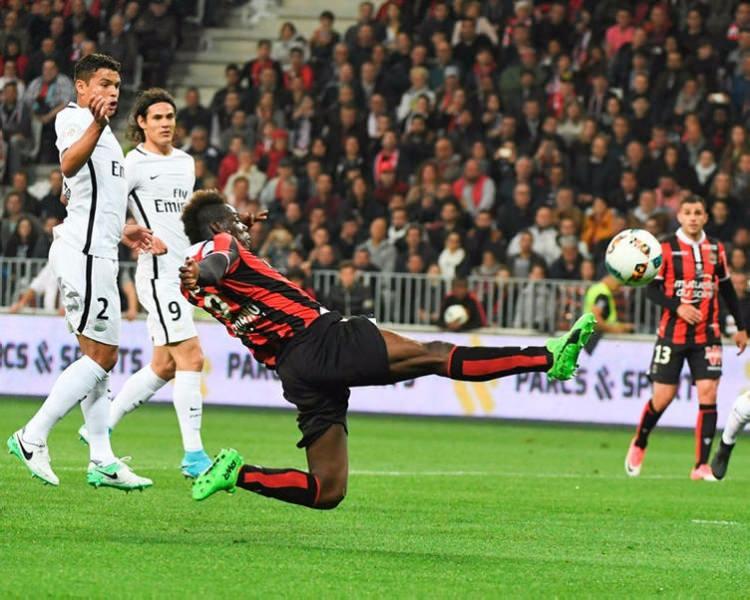 <p>SNEİJDER VE DE JONG İLE YAKIN ARKADAŞ<br />
Mario Balotelli'yi Galatasaray'da oynamaya para kadar ikna edecek olan bir başka faktör de eski takım arkadaşları Wesley Sneijder ve Nigel de Jong'un da İstanbul'da olması. İki isim, İtalyan futbolcunun gelmesi için devrede.</p>
