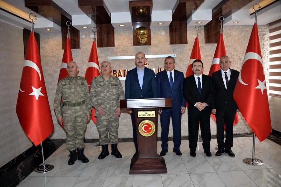 <p>İçişleri Bakanı Süleyman Soylu, daha sonra ziyaret ettiği Batman Valiliği'nde güvenlik toplantısına katıldı.</p>

<p> </p>
