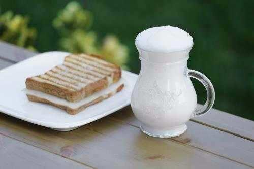 <p>Düşük tansiyon rahatsızlığı olan kişilerin bir bardak tuzlu ayran içmesi önerilir.</p>
