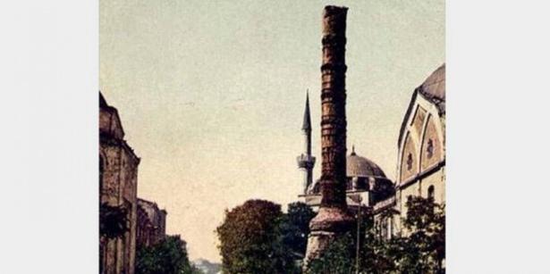 <p>Tahtan indirilişinin üzerinden geçen zamana rağmen halk, Abdülhamid´i unutmamış, hak ettiği vefayı esirgememiş; Divanyolu Caddesi´ne çıkan sokaklar dua eden ve hüsn-ü şehâdette bulunan insanlarla dolmuştu...(Star)</p>
<p> </p>