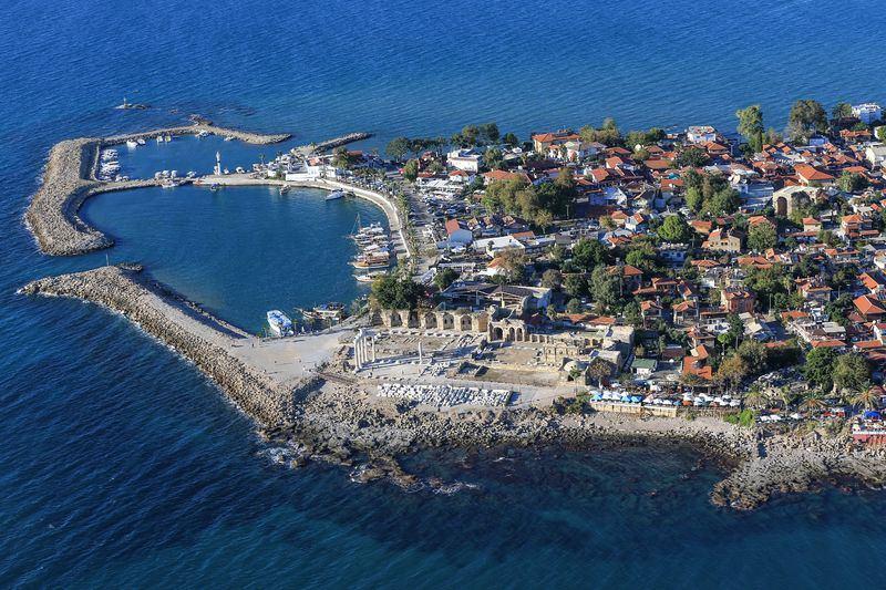 <p>Kentteki en önemli tarihi yapılardan Side Antik Tiyatrosu</p>