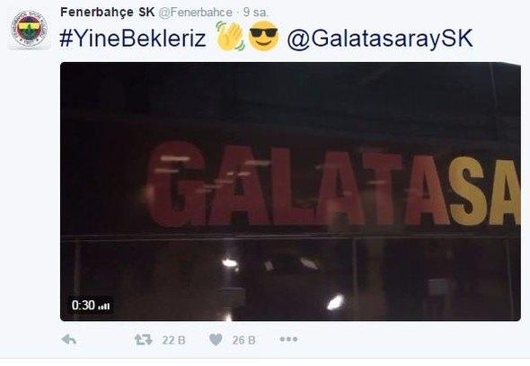<p>Fenerbahçe Kulübü resmi Twitter hesabından atılan tweette, Galatasaray takım otobüsünün stattan ayrılırken çekilen videosunun üzerine, "Yine bekleriz" diye yazıldı.</p>
