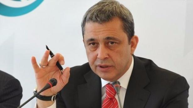 <p><strong>İTO BAŞKANI ÇAĞLAR</strong></p>
<p>İstanbul Ticaret Odası Başkanı İbrahim Çağlar, Koç Holding Yönetim Kurulu Başkanı Mustafa V. Koç'un vefatıyla ilgili bir başsağlığı mesajı yayınladı.</p>
<p><strong>İbrahim Çağlar, şunları kaydetti:</strong></p>
<p>"Koç Ailesi'nin değerli mensubu Sayın Mustafa V. Koç, Türk sanayiinin öncü kuruluşlarından Koç Holding'in yöneticisi olarak Türkiye ve dünyada büyük başarılara imza attı. Vehbi Koç ve Rahmi M. Koç'tan sonra Koç Holding'de sürdürdüğü görevi boyunca attığı cesur adımlarla sadece Koç Holding'e değil, Türk sanayiine ve Türkiye ekonomisine çok önemli katkılar sağlamış, unutulmayacak bir iz bırakmıştır. Çok verimli ve genç bir yaşta kaybettiğimiz Mustafa V. Koç'a Allah'tan rahmet; Koç Ailesi'ne, Koç Holding camiasına, iş dünyamıza ve milletimize başsağlığı diliyorum."</p>