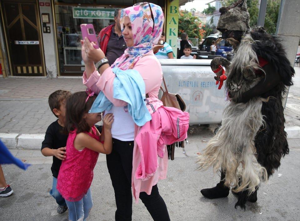 <p>Her 6 Eylül'de i̇zlemeye gi̇derdi̇m fakat onlardan biri olamamıştım. Bu yıl sağolsunlar dericiler ve tabakçılar bana da aralarında yer verdi. </p>