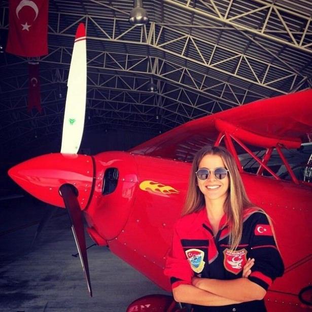 <p>Semin Öztürk Türkiye'nin ilk kadın akrobasi pilotu.</p>