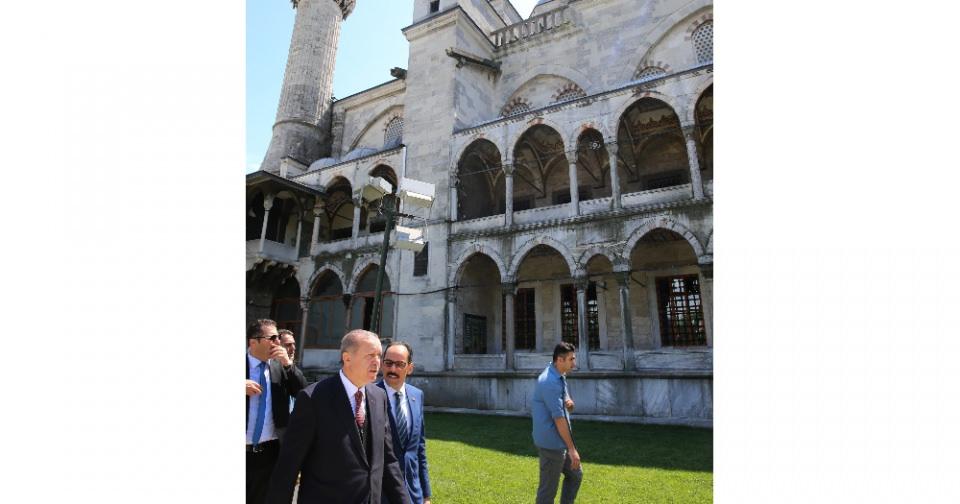 <p>Cumhurbaşkanı Recep Tayyip Erdoğan cuma namazını kılmak için Sultanahmet Camii’ne geldi. </p>
