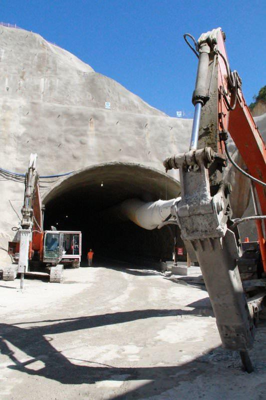 <p>Belkahve tünelinde (2 tüp x 1.747 m) giriş ve çıkış bölgesinde 3 aynada tünel kazıları devam ediyor. Toplam 300 metre ilerleme sağlandı. Bin 380 metre uzunluğundaki güney yaklaşım viyadüğünde ise temel ve elevasyon seviyesinde çalışmalar sürüyor' ifadelerini kullandı.</p>
