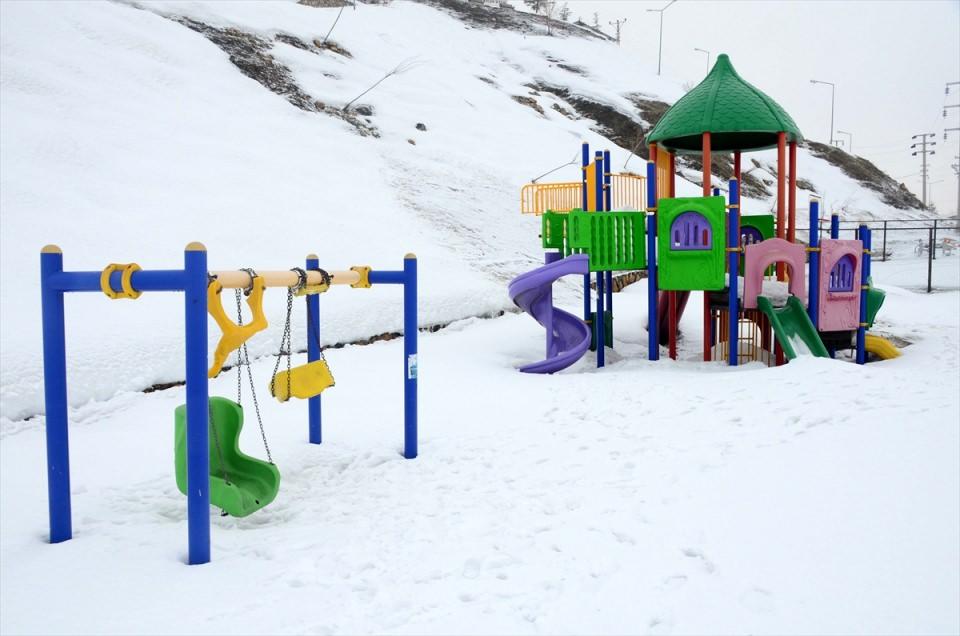 <p>Kış mevsiminin çetin geçtiği Bitlis'te, kar kalınlığından dolayı kentteki oyun parkları ve para çekme ATM'leri kara gömüldü. Yoğun kar yağışıyla çocuk oyun parkları kar altında kalırken, kentteki vatandaşların ise etrafı karla kaplanan ATM'lerden para çekmesi ilginç görüntü oluşturdu.</p>
<p> </p>