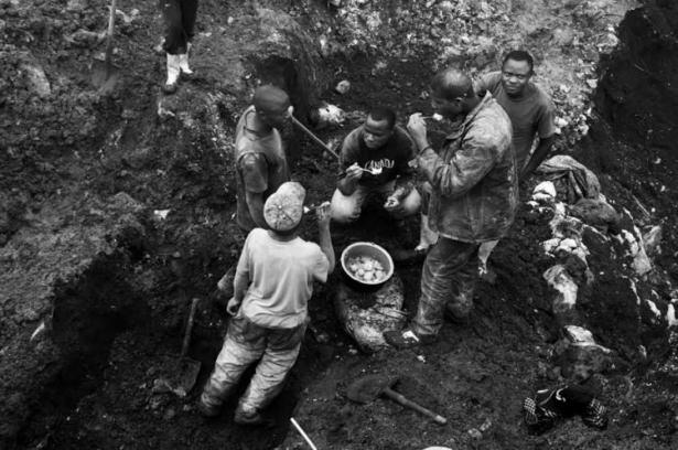 <p>Madenin önemli bir kısmı Uganda, Burundi ve Rwanda'lı milisler tarafından kaçırılıyor.</p>

<p> </p>
