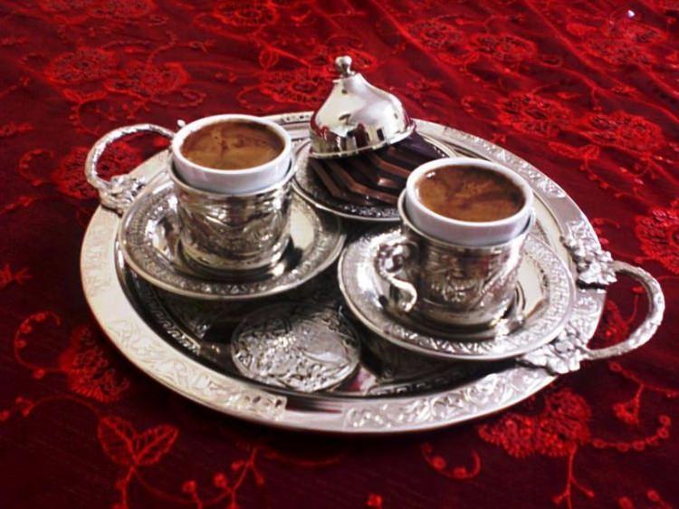 <p>Evde balık pişirdiğinizde aynı şeklide kahve kavurun ve mutfağın herhangi bir köşesine kahveyi yerleştirin.</p>