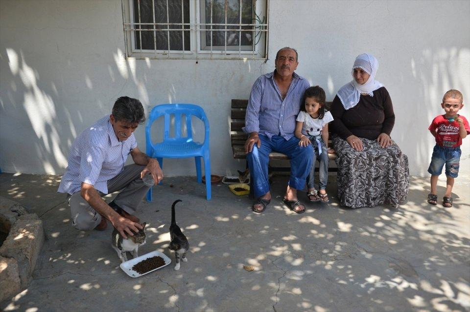 <p>Turğut, evlerinde besledikleri kedilere çocuklarının, akrabalarının isimlerini verdiklerini kaydetti.</p>

<p> </p>
