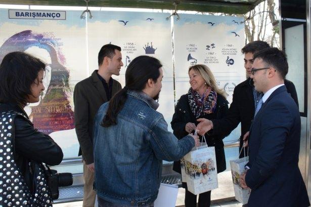 <div>BARIŞ MANÇO </div>

<div> </div>

<p>Topluma mal olmuş kişilerin anısına tasarlanan "Vefa Durakları Projesi" kapsamında hazırlanan özel görseller Proje kapsamında ilk olarak İstiklal Marşı'nın şairi Mehmet Akif Ersoy için özel durak tasarlanmıştı. Barış Manço, Prof. Dr. Necmettin Erbakan, Muhsin Yazıcıoğlu, Kayahan, Turgut Özal ve Zeki Alasya gibi isimler anısına özel duraklar yapıldı.</p>
