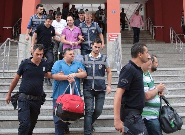 <p><strong>SÜLEYMAN PEHLİVAN </strong>(Gözaltı kararı verildi): Balyoz iddianamesini hazırlayan savcılardandı. Yargıtay üyesi seçilmişti.<br />
 <br />
<strong>ALİ EFENDİ PEKSAK</strong>(Fotoğrafta),<strong> DAVUT BEDİR</strong>, <strong>AYTEKİN ÖZANLI </strong>(Gözaltında): Kararı onaylayan hâkimler. </p>
