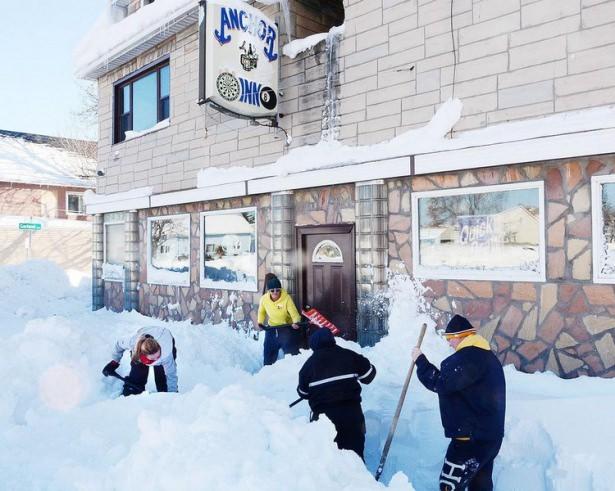 <p>Daha çok New York eyaletinin kuzeybatısında etkili olan kar yağışı, özellikle Buffalo kentinde birçok binanın tavanının çökmesine neden olurken, ölenlerin sayısının eyalet genelinde 13'e çıktığı bildirildi.</p>

<p> </p>
