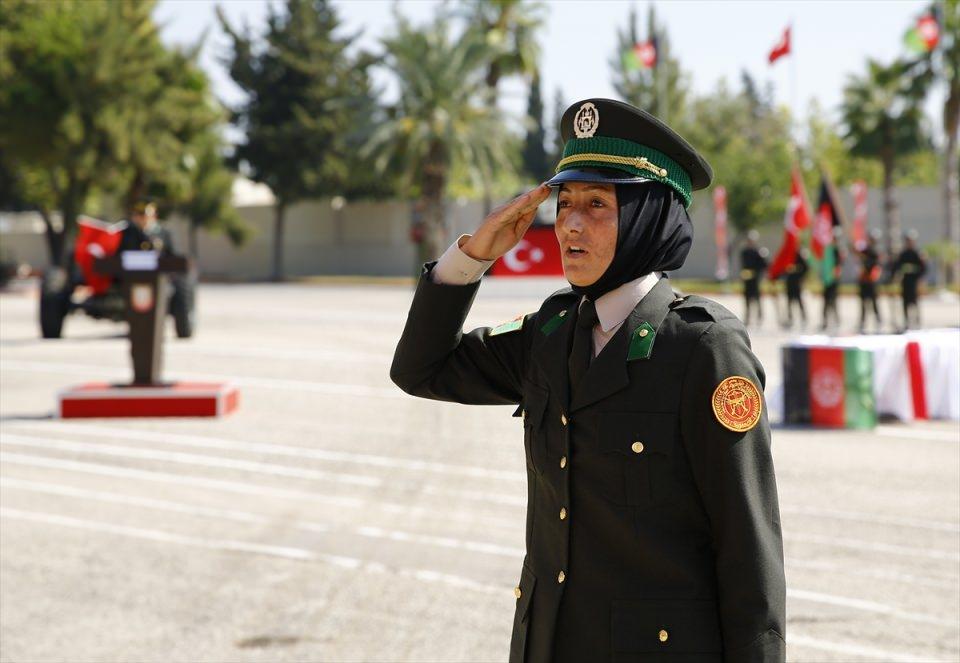<p>Eğitimde görev alan Türk Silahlı Kuvvetleri mensubu 11 kadın subay ve astsubay ile Afganistan Ulusal Ordusu mensubu 5 subaya da teşekkür belgeleri verildi.  </p>

<p> </p>
