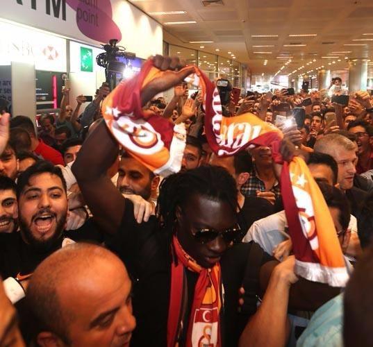 <p>Sarı-Kırmızılı kulübün Marsilya'dan transfer ettiği Fransız forvet müthiş bir kalabalık tarafından karşılandı.</p>
