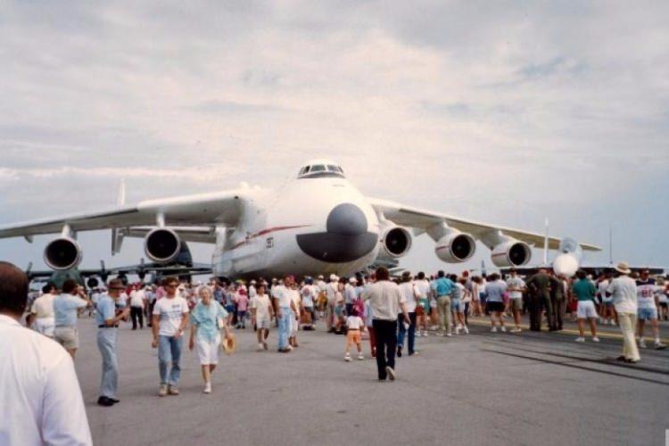 <p>ANTONOV AN-124</p>

<p>Sen ne yaparsan, ben daha iyisini yapabilirim.</p>

<p>Bu Birleşik Devletlerin ürettiği C-5 Galaxy uçağına Rusların verdiği tepkiydi, ve Amerikalılara verdikleri karşılık bir Antonov AN-124 şeklide oldu.</p>
