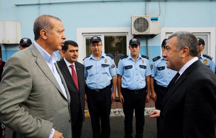 <p>Cumhurbaşkanı Recep Tayyip Erdoğan, bayram namazı kıldıktan sonra Ataşehir Yeni Çamlıca'da bulunan Şehit Salih Sevgican Polis Karakoluna geldi.</p>
