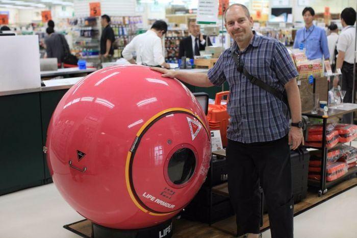 <p>Tsunami tahliye podu Japonya'daki mağazada satıldı.<br />
<br />
"Kapsüle erişim, her iki taraftan da açılabilen, evrensel bir deniz kurtarma soketi ile donatılmış bir deniz seviyesinde kapaktır. İçinde, tam dört noktalı koşum takımları, su merdiveni, GPS bulma işareti, yiyecek ve diğer sağkalım malzemeleri depolama tesisleri ve doğal olarak havalandırılan havalandırma kanalları su altındayken 60 dakika oksijene sahip yarış tarzı koltuklar var. Gövde, dış dünya ile iletişim kurmak için cep telefonu kullanımına da olanak tanıyor. "</p>
<p> </p>
<p> </p>