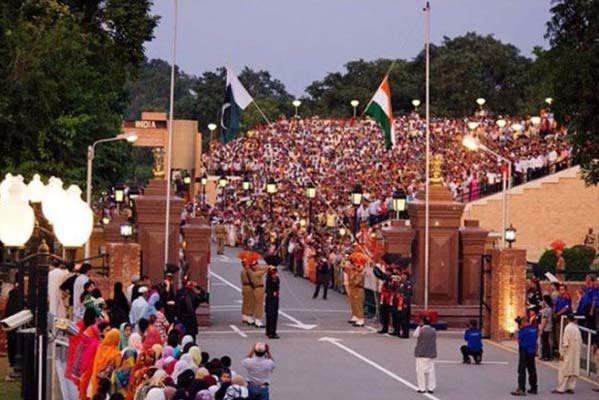 <p><strong>Pakistan - Hindistan</strong><br />
 <br />
Wagah sınır seremonisi, günlük bir askeri rutin. 1959 yılından beri her akşam yapılıyor.</p>
