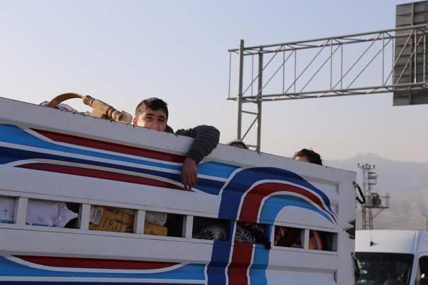 <p>39  çukuru kapatıldığı kentte sokağa çıkma yasağının 05.00'ten 22.00'ye kadar sona  erdiğini öğrenen vatandaşlar, evlerini görmek için 246 gün sonra kente dönüyor.</p>
