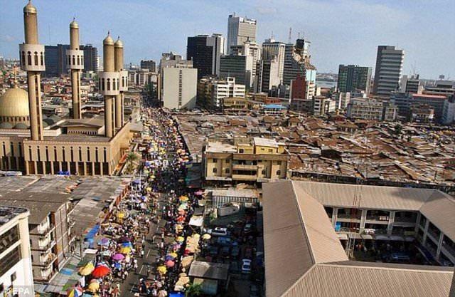 <p>3. Lagos (Nijerya)<br />
<br />
Nüfusu: 21,324,000<a href="http://www.ahaber.com.tr/galeri/yasam/dunyanin-en-kalabalik-91-sehri/89">.</a></p>
