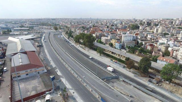 <p>Pek çok noktada çalışmalar sona ererken en büyük kavşaklardan biri olan Yenikapı kavşağında çalışmalar sürüyor. Kaba inşaatları tamamlanan köprü ve alt geçitlerin ince işçiliklerinin yapımına devam ediliyor. Projenin bir çok yerinde ise "Avrasya Tüneli" tabelaları takıldı, ancak açılışa kadar üzerleri kapatıldı.</p>
<p> </p>