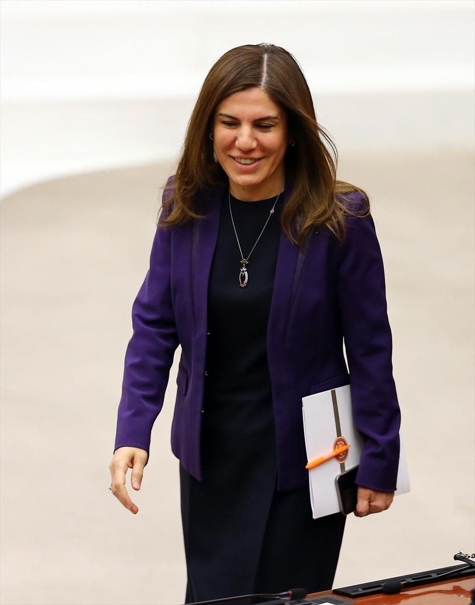 <p>Hamzaçebi, bugün Divanda da kadın milletvekillerinin olmasını arzu ettiğini ve AK Parti Balıkesir Milletvekili Sema Kırcı'nın divanda yer aldığını belirtti.</p>

<p> </p>
