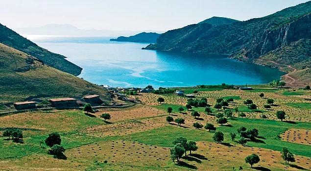 <p><strong>Van Gölü’nde yüzün</strong><br />
<br />
Van Gölü, Nemrut volkanik dağının patlaması sonucu, bölgedeki tektonik çöküntü alanının önünün kapanmasıyla oluşmuş bir volkanik set gölü.</p>
<p> </p>