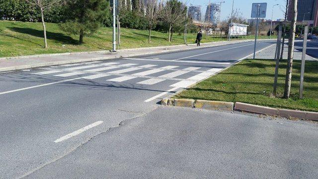 <p>"ÇİMLERE BASMADAN YAY GEÇİDİNDEN GEÇEBİLİRSİNİZ"</p>
<p>Bu yaya geçidinden geçebilirsiniz fakat çimlere basmamanız gerekiyor. Artık o nasıl olacaksa?</p>