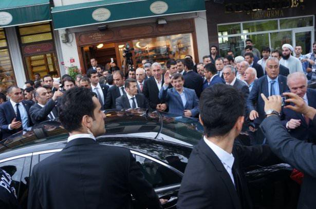 <p>Başbakan Ahmet Davutoğlu, sabah namazını kılmak i&ccedil;in Ey&uuml;p Sultan Camisi'ne geldi.</p>
