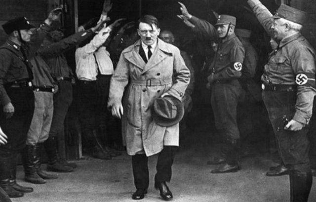 <p>Hitler ile hep kanlı bıçaklı değildi. Dönemin başında Hitler ile saldırmazlık anlaşması imzalamıştı. Adeta birer kankalardı. Tabi işler sonradan değişti.</p>
