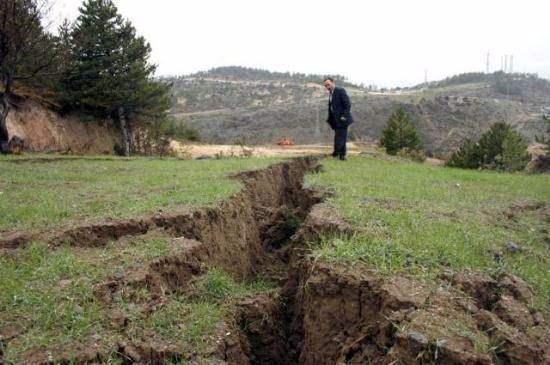 <p>Dünyada her dakika iki tane düşük şiddette deprem olmaktadır.</p>
