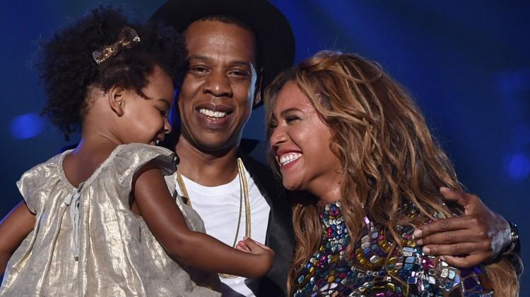 <p>Komşuların verdiği bilgiye göre, Jay- Z'nin sürekli eve girip çıktığı görülse de ünlü şarkıcı Beyonce hiç görünyü vermiyor ve gün boyu eve yemek servisi getiriliyor. </p>
