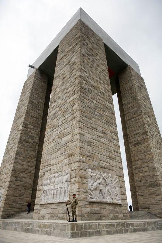 <p>"Bu törenlerle ilgili olabilecek her ihtimali göz önünde bulundurarak 18 Mart'ta yapılacak töreni icra ettik bir anlamda. Şu an tören için herkes görevini biliyor. 18 Mart Şehitleri Anma Günü ve Çanakkale Deniz Zaferi törenini layıkıyla burada icra edeceğiz. Bu törenlere bütün yurt sathından şehit yakınları ve savaşlar zamanında şehit vermiş liselerimizin öğrencileri, hepsi burada olacaklar.</p>