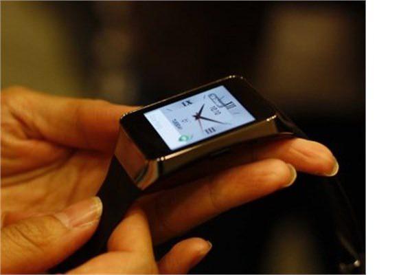 <p><strong>Samsung saat</strong><br />
Samsung geçen sene 6 farklı akıllı saat piyasaya çıkarmasına rağmen, saat çalışmaları devam ediyor. 2015'te yeni saatlerin piyasaya çıkması bekleniyor.</p>
