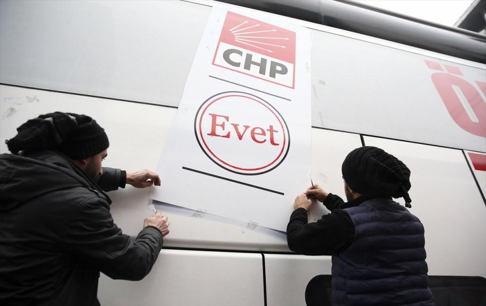 <p> CHP'nin 7 Haziran ve 1 Kasım 2015 seçimlerinde kullandığı slogan dolayısıyla parti otobüslerinin üzerinde bulunan "evet" mührü kaldırıldı. </p>
