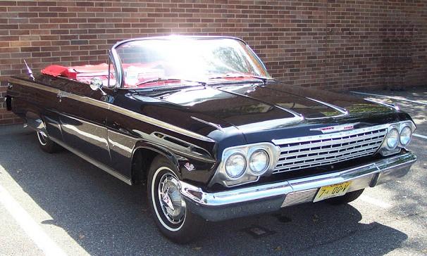 <p><strong>8- Live and Let Die (1973)</strong><br />
Yeni James Bond olan Roger Moore, seriye 1963 Chevrolet Impala'yla giriş yaptı.</p>